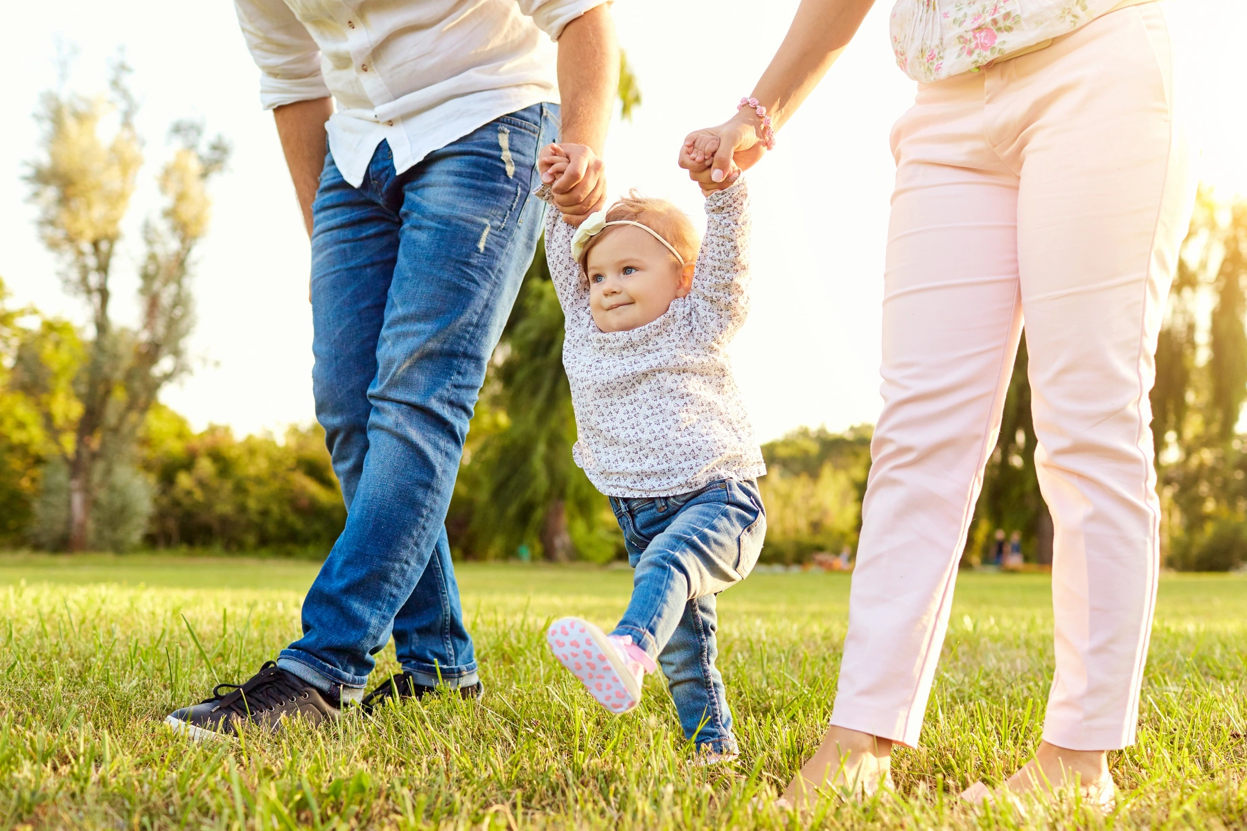 eltern genießen mit ihrem baby