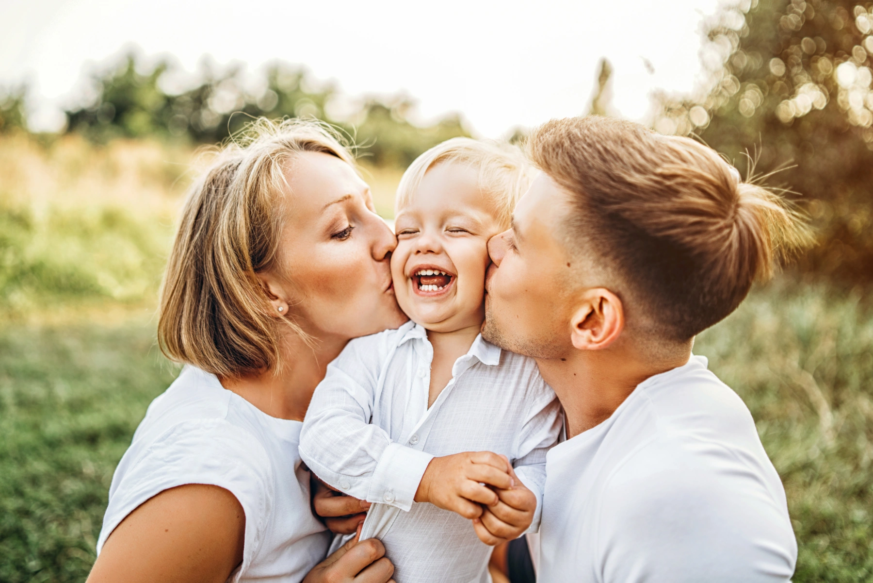 eltern küssen ihr baby