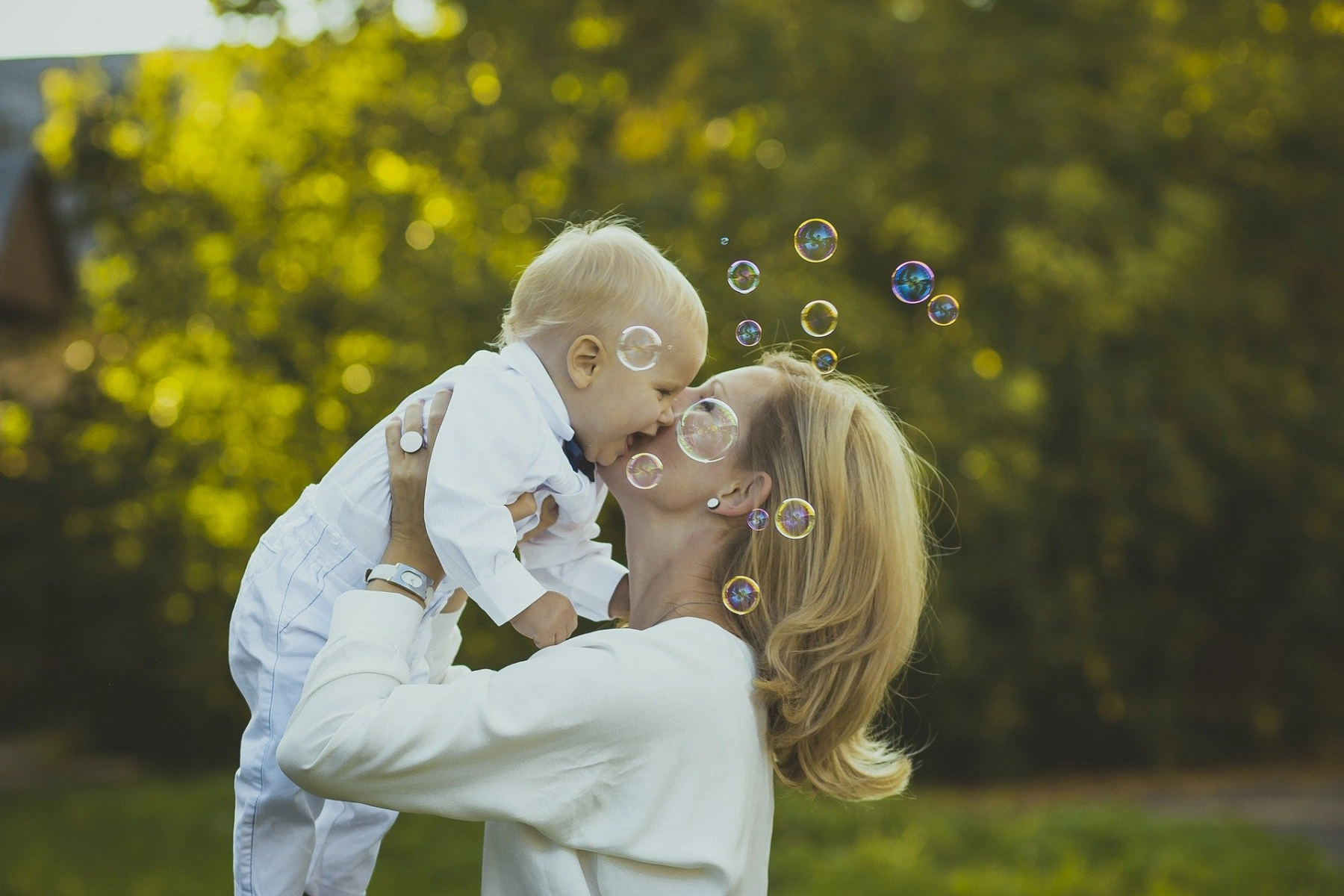 Frauen, die ein Baby küssen