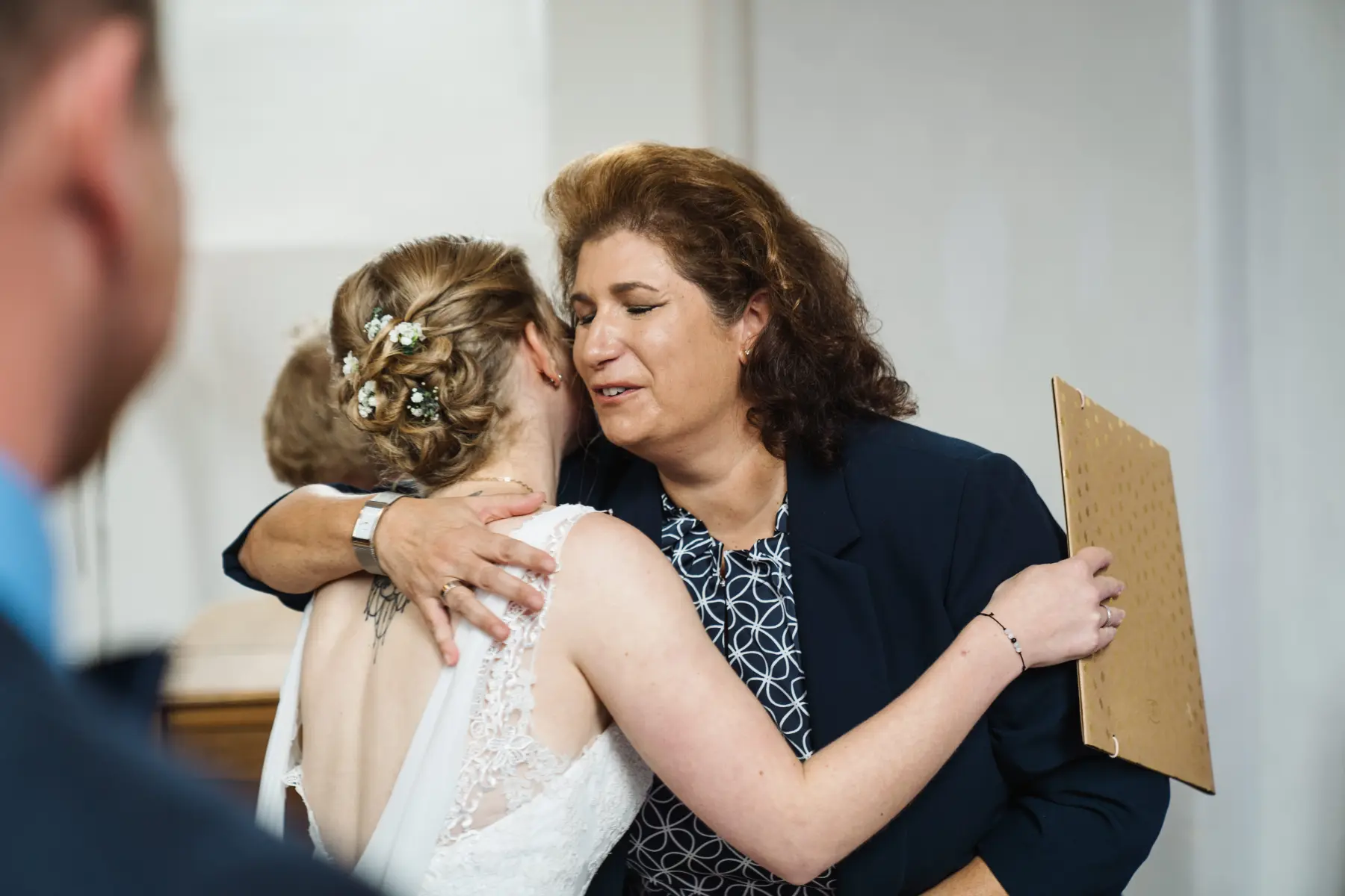 Nadine Wallerath Freie Rednerin mit Hochzeitspaar umarmt eine Braut